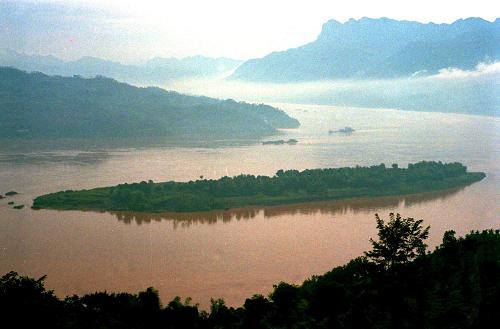 千秋三峽 世紀偉業(yè)——三峽工程見證新中國60年發(fā)展足跡 這是中堡島的原始地貌(資料照片)。三峽工程于1994年12月14日正式開工,工程采用分期導流方式,分三期進行施工,以中堡島為分界點向兩側延伸,分別修建左岸和右岸大壩。 “截斷巫山云雨,高峽出平湖”,隨著設計建設任務的如期完成,歷經近17年的建設,舉世矚目的三峽工程將一代偉人的豪邁設想變?yōu)楝F(xiàn)實。承載著共和國水利輝煌夢想的三峽工程,鑄就了惠及千秋的民生水利。 三峽工程凝聚了幾代中央領導集體和全國人民的智慧與力量。1978年至1988年,三峽工程基本完成了建設的決策準備;1988年至1998年,三峽工程正式開工并實現(xiàn)大江截流;1998年至2008年,三峽樞紐主體工程、輸變電工程和移民工作基本完成,三峽水庫實現(xiàn)了175米蓄水的最終目標條件,使夢想變?yōu)楝F(xiàn)實。 新華社發(fā)