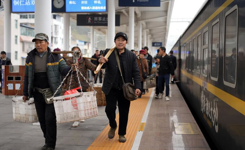 煙火人間慢火車(chē) 溫暖穿行湘黔渝